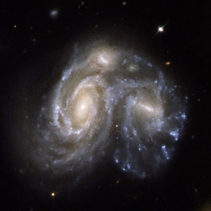 تصویری در برخورد دو کهکشان مارپیچی بزرگ. این شیئ آسمانی Arp272 است.